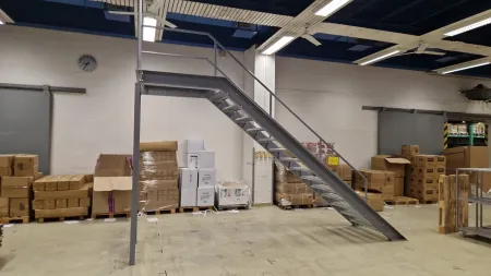 Použité schodiště se zábradlím a podestou Použité schodiště se zábradlím a podestou